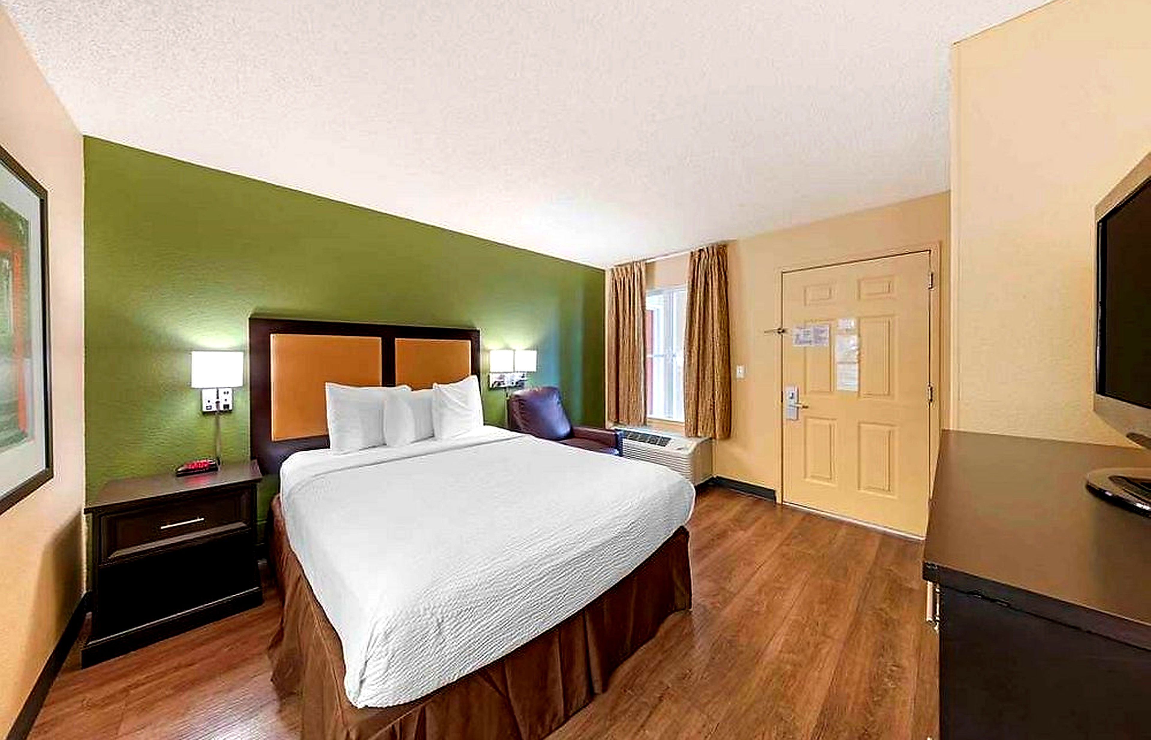 Single queen room